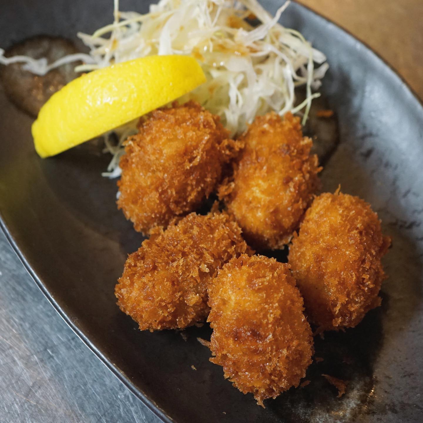 さて、今週のリトスタは残るところ後2日！　夜の揚げ物が個性派で揃っております。
こちら「フィッシュスパイスコロッケ」は昨年のクリスマスディナーでお出ししたひとくちコロッケです。自家製のブリのツナをスパイスや青唐辛子で炒めてした味をつけ、蒸したじゃがいもに混ぜ込んでコロッケに。ギュッとレモンを絞れば南インド方面の味わい？！でもなんとなくヨーロッパのビストロにもありそうなオシャレさですよ。コロッケ大好き店長ミヤザキ、季節ごとに色んなコロッケを繰り出しますよー（麻）